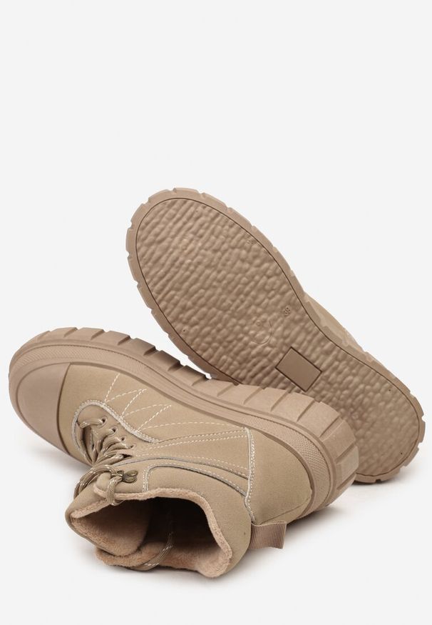 Born2be - Ciemnobeżowe Botki Trapery Vices na Grubej Tłoczonej Podeszwie z Przeszyciami Amarrise. Okazja: na co dzień. Kolor: beżowy. Materiał: jeans. Styl: casual