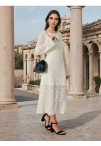 Sinsay - Sukienka maxi z koronkowej dzianiny i z rozszerzanym rękawem - kremowy. Kolor: kremowy. Materiał: dzianina, koronka. Długość: maxi #1