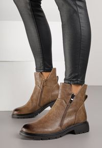 Born2be - Jasnobrązowe Asymetryczne Botki Zdobione Suwakiem i Wycięciami w Cholewce Balles. Okazja: na imprezę, na co dzień. Kolor: brązowy. Materiał: jeans. Szerokość cholewki: normalna. Wzór: aplikacja. Obcas: na obcasie. Styl: elegancki, casual, klasyczny. Wysokość obcasa: średni