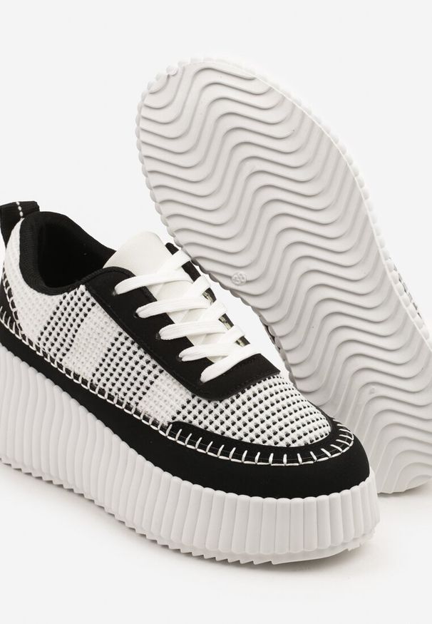 Renee - Czarno-Białe Sneakersy na Tłoczonej Platformie z Ozdobnymi Przeszyciami Faloviela. Kolor: czarny. Materiał: jeans. Obcas: na platformie