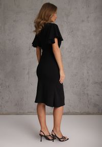 Renee - Czarna Taliowana Sukienka z Dekoltem V Marszczeniami i Falbankowymi Rękawami Rhoderine. Kolor: czarny. Styl: elegancki. Długość: midi #4