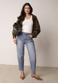 Born2be - Niebieskie Klasyczne Jeansy Mom Fit z Wysokim Stanem z Bawełny Charvielle. Okazja: na co dzień. Stan: podwyższony. Kolekcja: plus size. Kolor: niebieski. Długość: krótkie. Styl: klasyczny #4