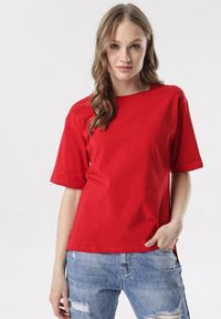 Born2be - Czerwony T-shirt Crialacia. Kolor: czerwony. Materiał: dzianina. Długość rękawa: krótki rękaw