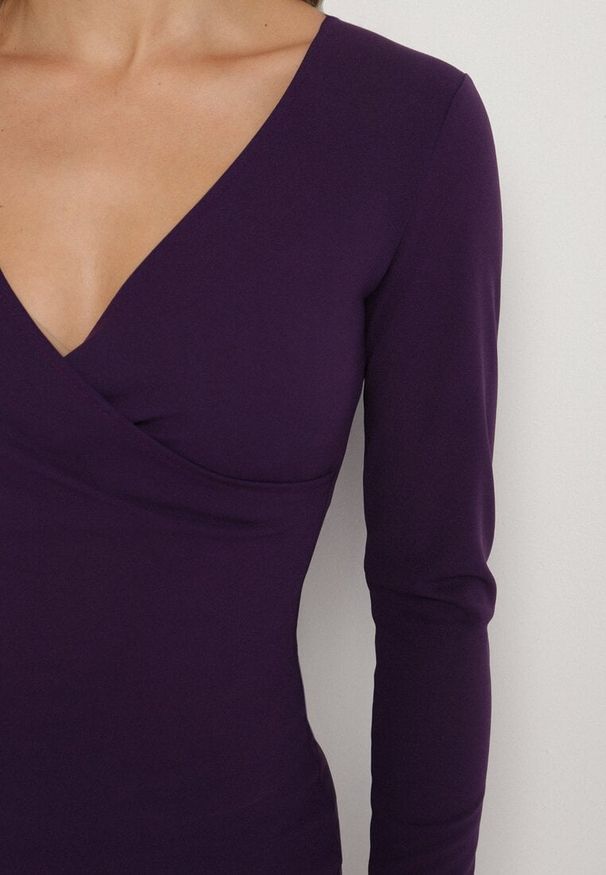 Born2be - Fioletowa Sukienka o Dopasowanym Kroju z Kopertowym Dekoltem Ermellia. Okazja: na wesele, na randkę, na ślub cywilny. Typ kołnierza: dekolt kopertowy. Kolor: fioletowy. Materiał: skóra. Długość rękawa: długi rękaw. Typ sukienki: kopertowe. Styl: glamour, elegancki, klasyczny