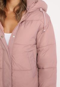 Born2be - Różowa Pikowana Kurtka Puffer z Kapturem Miviera. Okazja: na spotkanie biznesowe, do pracy, na co dzień. Typ kołnierza: kaptur. Kolor: różowy. Materiał: jeans. Sezon: zima. Styl: elegancki, biznesowy, casual #6
