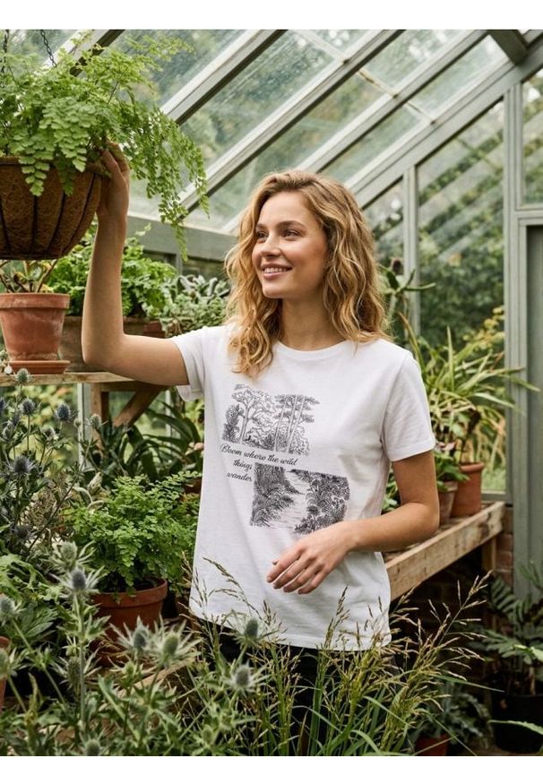 Sinsay - Bawełniana koszulka z napisem - biały. Kolor: biały. Materiał: bawełna. Wzór: napisy