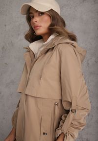 Renee - Brązowa Kurtka Przejściowa Typu Parka z Odpinanym Kapturem Ozdobiona Sznurkami Fallaiah. Okazja: na co dzień. Kolor: brązowy. Materiał: skóra. Wzór: aplikacja. Styl: casual #5