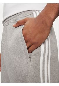 Adidas - adidas Szorty sportowe adicolor 3-Stripes IU2340 Szary Regular Fit. Kolor: szary. Materiał: bawełna. Styl: sportowy #3