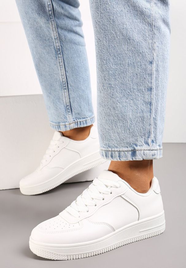 Renee - Białe Sneakersy ze Ekoskóry ze Sznurowaniem i Przeszyciami Borsana. Kolor: biały. Obcas: na płaskiej podeszwie