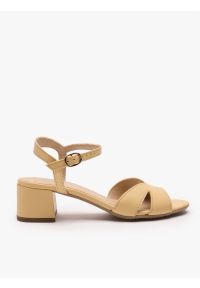 Ryłko - Jasnożółte sandały na obcasie. Okazja: na co dzień. Nosek buta: okrągły. Zapięcie: sprzączka. Kolor: żółty. Materiał: skóra. Obcas: na obcasie. Styl: casual, street, elegancki. Wysokość obcasa: średni #1