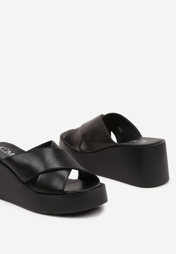 Born2be - Czarne Klapki na Koturnie z Dwoma Paskami Fallexia. Okazja: na co dzień, na spacer. Kolor: czarny. Wzór: paski. Obcas: na koturnie. Styl: elegancki, casual