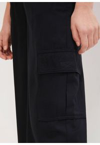 bonprix - Szerokie spodnie bojówki z lejącej wiskozy. Kolor: czarny. Materiał: wiskoza #2