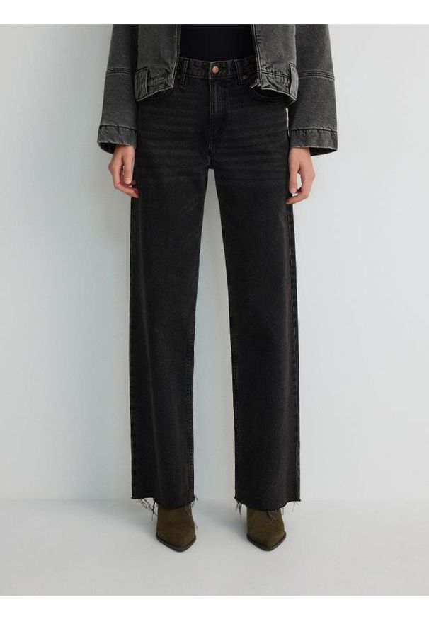 Reserved - Jeansy z szerokimi nogawkami - czarny. Kolor: czarny