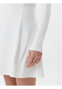 Tommy Jeans Sukienka codzienna Badge DW0DW20666 Biały Slim Fit. Okazja: na co dzień. Kolor: biały. Materiał: bawełna. Typ sukienki: proste. Styl: casual #2