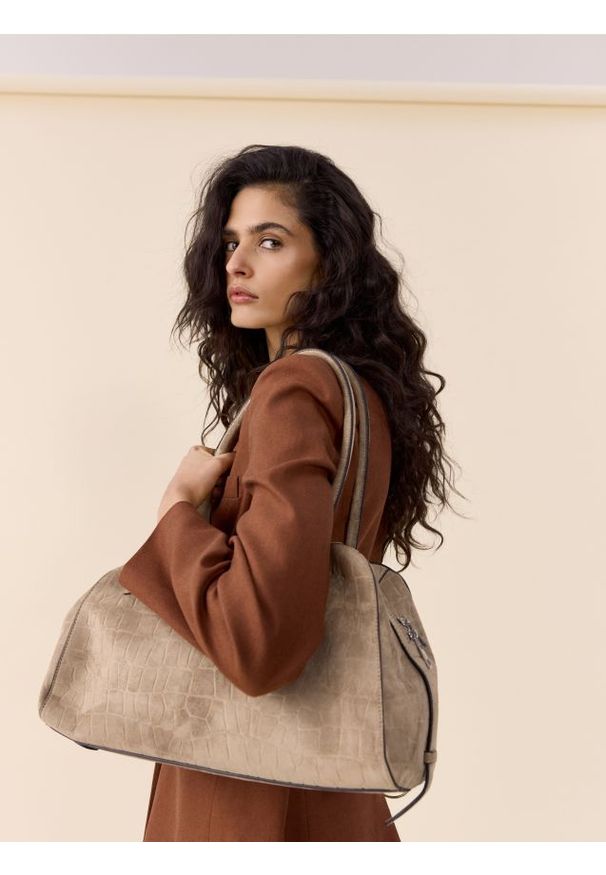 Reserved - Torebka z imitacji zamszu - beżowy. Kolor: beżowy. Materiał: zamszowe