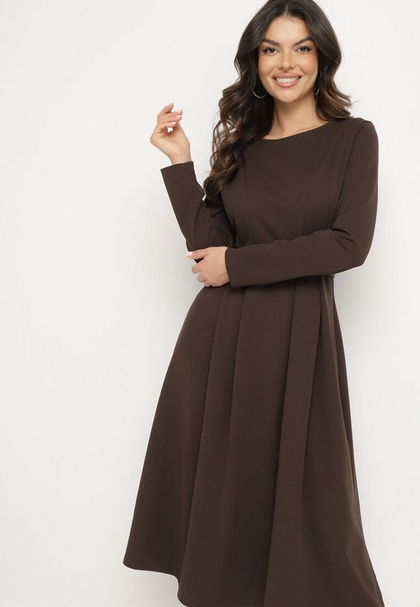 Born2be - Brązowa Elegancka Sukienka Rozkloszowana Temarielis. Kolor: brązowy. Długość rękawa: długi rękaw. Typ sukienki: oversize, rozkloszowane. Styl: elegancki