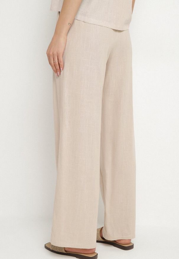 Born2be - Jasnobeżowe Szerokie Spodnie z Lnem z Gumką w Talii i Kieszeniami Filisela. Okazja: do pracy, na co dzień. Kolor: beżowy. Materiał: len. Styl: casual, elegancki