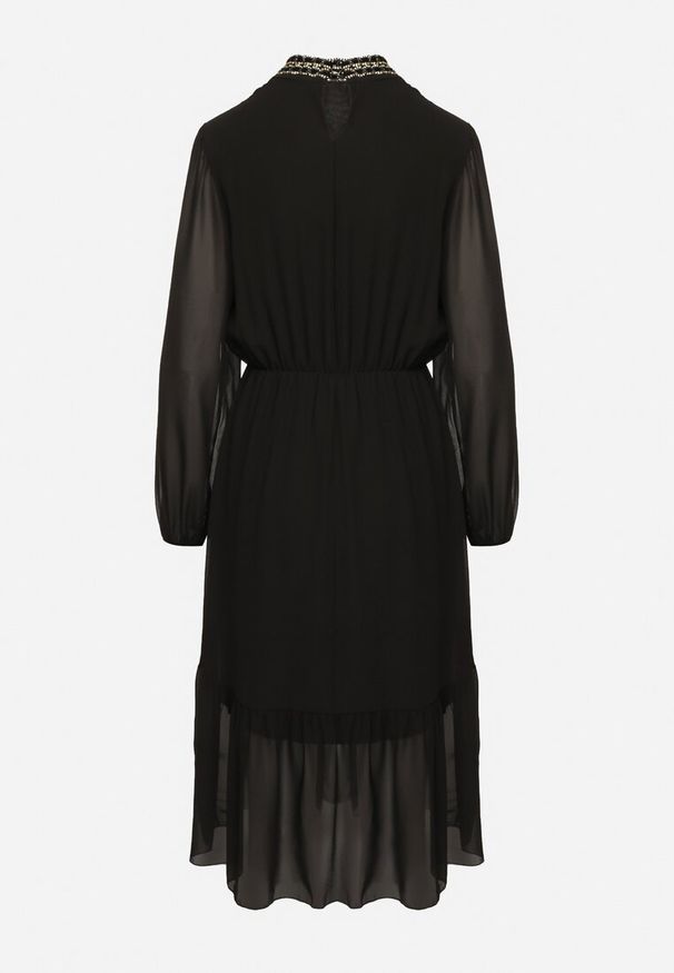 Born2be - Czarna Sukienka z Gumką w Talii Ozdobiona Aplikacjami przy Dekolcie Lilirae. Kolor: czarny. Wzór: aplikacja. Sezon: wiosna, lato. Styl: elegancki