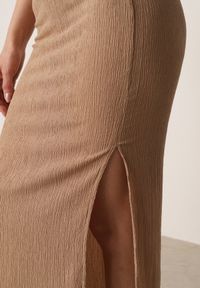 Born2be - Ciemnobeżowa Prosta Spódnica z Rozcięciem z Boku ze Strukturalnej Tkaniny Orinelin. Okazja: do pracy, na co dzień. Kolor: beżowy. Materiał: tkanina. Długość: długie. Styl: elegancki, casual #5