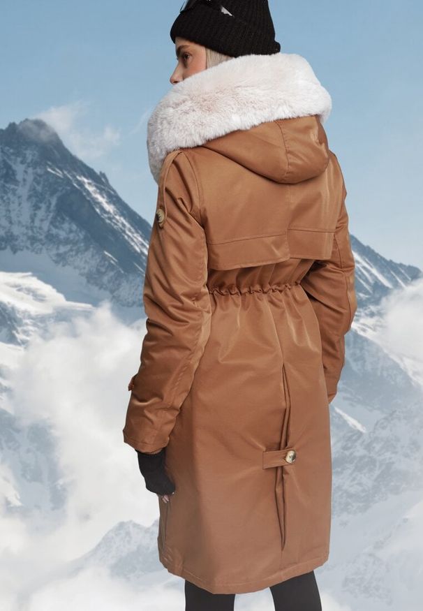 Born2be - Brązowa Kurtka Parka z Kapturem Futrzaną Wyściółką i Ściągaczem w Talii Semarien. Okazja: na co dzień. Typ kołnierza: kaptur. Kolor: brązowy. Materiał: futro. Długość rękawa: długi rękaw. Długość: długie. Styl: casual, klasyczny