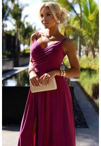 Sukienki.shop - Długa sukienka na wesele rozkloszowana na ramiączkach fuksja. Okazja: na ślub cywilny, na wesele. Kolor: różowy. Długość rękawa: na ramiączkach. Styl: wizytowy. Długość: maxi #3