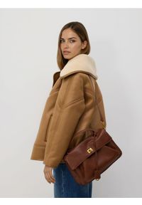 Reserved - Torebka na ramię z zawieszką - brązowy. Kolor: brązowy. Materiał: skórzane. Styl: klasyczny. Rodzaj torebki: na ramię #1