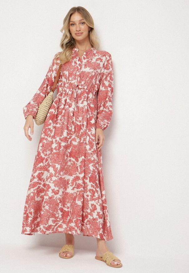 Born2be - Różowa Rozkloszowana Sukienka z Wiskozą w Kwiatowy Wzór Filirelle. Typ kołnierza: dekolt w serek. Kolor: różowy. Materiał: wiskoza. Długość rękawa: długi rękaw. Wzór: kwiaty. Styl: klasyczny, elegancki