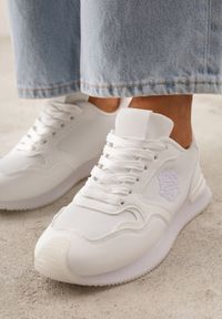 Born2be - Białe Casualowe Sneakersy z Ozdobnymi Przeszyciami Chlylee. Okazja: na co dzień. Kolor: biały. Materiał: jeans. Sport: fitness, turystyka piesza #2