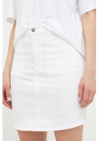 Armani Exchange spódnica jeansowa kolor biały mini prosta. Okazja: na co dzień. Kolor: biały. Materiał: jeans. Styl: casual #1