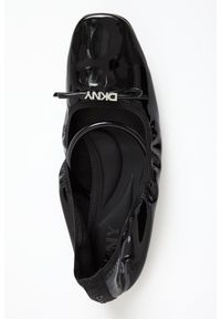 Baleriny damskie lakierowane DKNY. Materiał: lakier