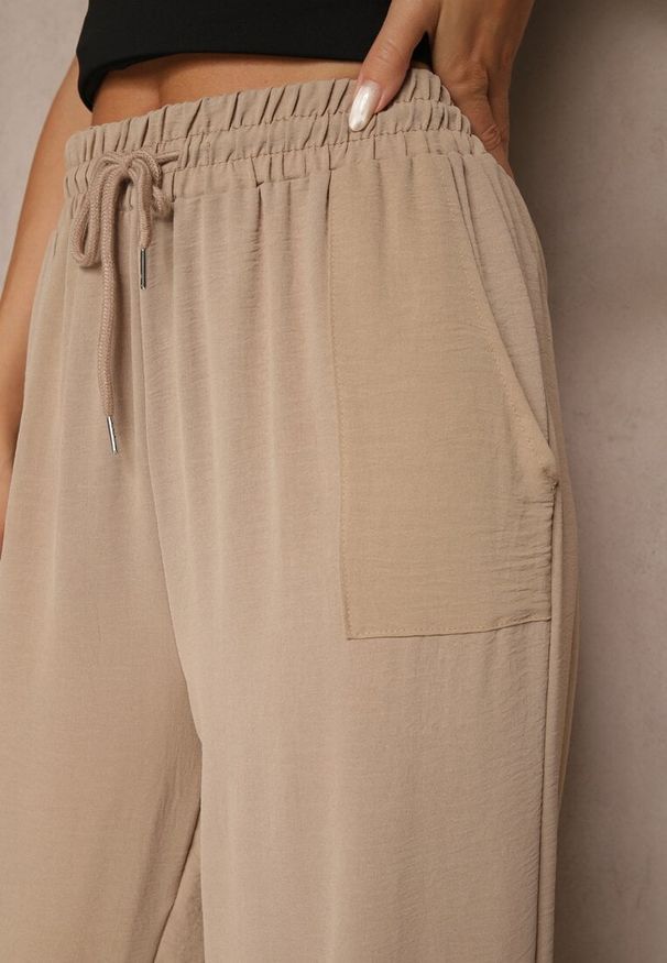 Renee - Ciemnobeżowe Szerokie Spodnie z Wiskozą z Gumką w Pasie Lealirre. Okazja: na co dzień. Kolor: beżowy. Materiał: wiskoza. Wzór: gładki. Styl: casual