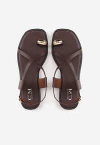 Born2be - Ciemnobrązowe Sandały w Stylu Japonek z Metaliczną Ozdobą Catelin. Zapięcie: sprzączka. Kolor: brązowy. Wzór: aplikacja. Styl: elegancki, klasyczny #4