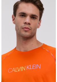 Calvin Klein Performance - T-shirt. Okazja: na co dzień. Kolor: pomarańczowy. Wzór: nadruk. Styl: casual