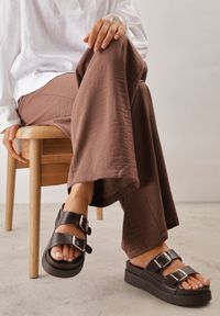 Born2be - Ciemnobrązowe Klapki na Grubej Podeszwie z Dwoma Klamrami Xenienne. Okazja: na co dzień. Kolor: brązowy. Materiał: jeans, len. Styl: elegancki, casual #1