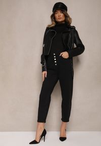 Renee - Czarne Jeansy z Bawełną o Kroju Mom Fit High Waist z Ozdobnymi Guzikami Zinnedia. Okazja: na co dzień. Stan: podwyższony. Kolor: czarny. Styl: casual, elegancki #1