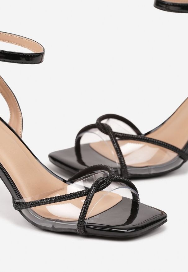 Renee - Czarne Sandały Vices na Transparentnym Słupku z Paskami z Cyroniami Nitasea. Okazja: na wesele, na ślub cywilny. Zapięcie: pasek. Kolor: czarny. Wzór: aplikacja, paski. Obcas: na słupku. Styl: elegancki