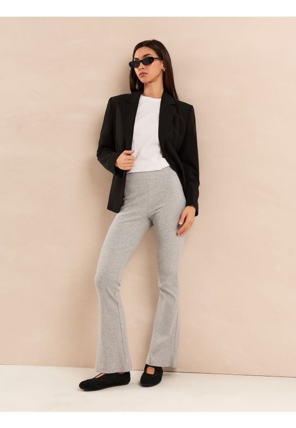 Sinsay - Bawełniane legginsy flare w prążki - szary. Kolor: szary. Materiał: bawełna. Wzór: prążki