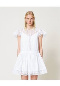 TwinSet - Sukienka z popeliny z koronką Twinset. Kolor: biały. Materiał: koronka. Wzór: koronka. Styl: klasyczny #1