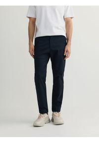 Reserved - Spodnie chino slim fit - granatowy. Kolor: niebieski. Materiał: bawełna, tkanina