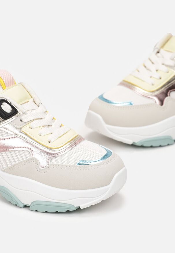 Renee - Biało-Złote Sneakersy z Metalicznymi Wstawkami na Grubej Podeszwie Tahara. Okazja: na co dzień. Kolor: złoty