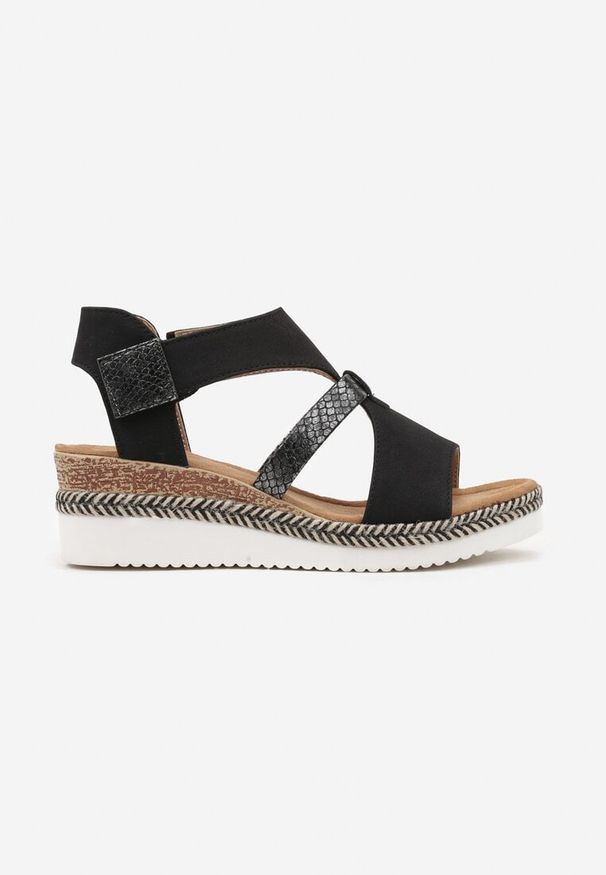 Born2be - Czarne Sandały na Koturnie Ozdobione Tłoczonymi Paskami i Plecionką Damirea. Okazja: na co dzień. Zapięcie: pasek. Kolor: czarny. Materiał: jeans, jedwab. Wzór: aplikacja. Sezon: lato, wiosna. Obcas: na koturnie. Styl: casual, elegancki