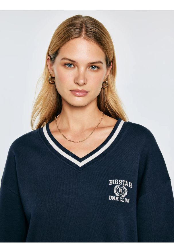 Big-Star - Bluza damska w stylu college z haftem z dekoltem v-neck granatowa Gabriella 403. Okazja: na uczelnię. Typ kołnierza: dekolt w serek. Kolor: niebieski. Materiał: jeans, dzianina. Wzór: haft. Styl: elegancki, sportowy, retro