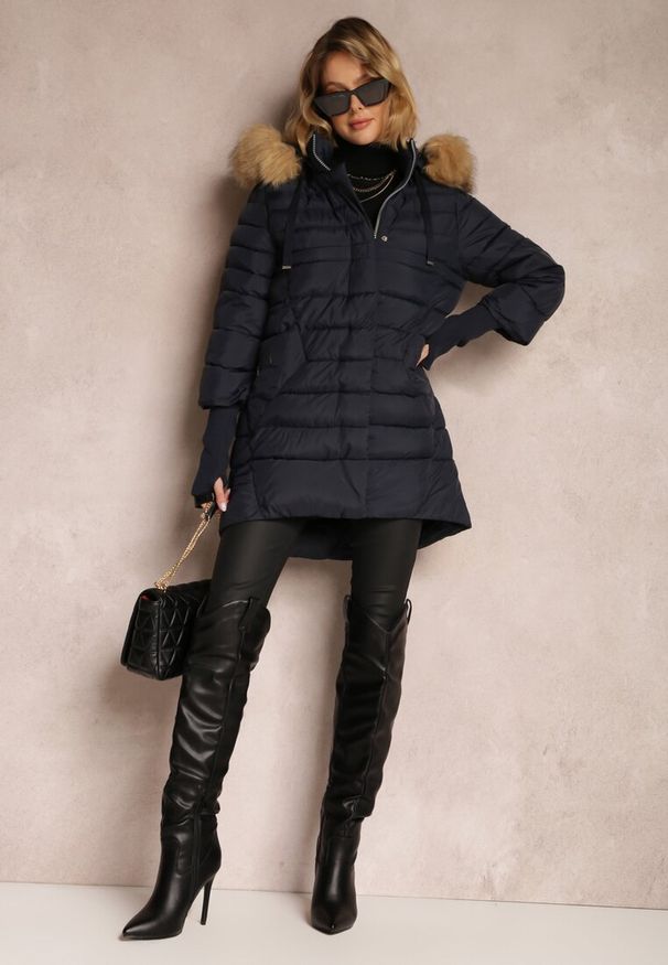 Renee - Granatowa Kurtka Pikowana z Szerokim Ściągaczem przy Rękawach Yasu. Okazja: na co dzień. Kolor: niebieski. Materiał: jeans, futro. Styl: casual, elegancki