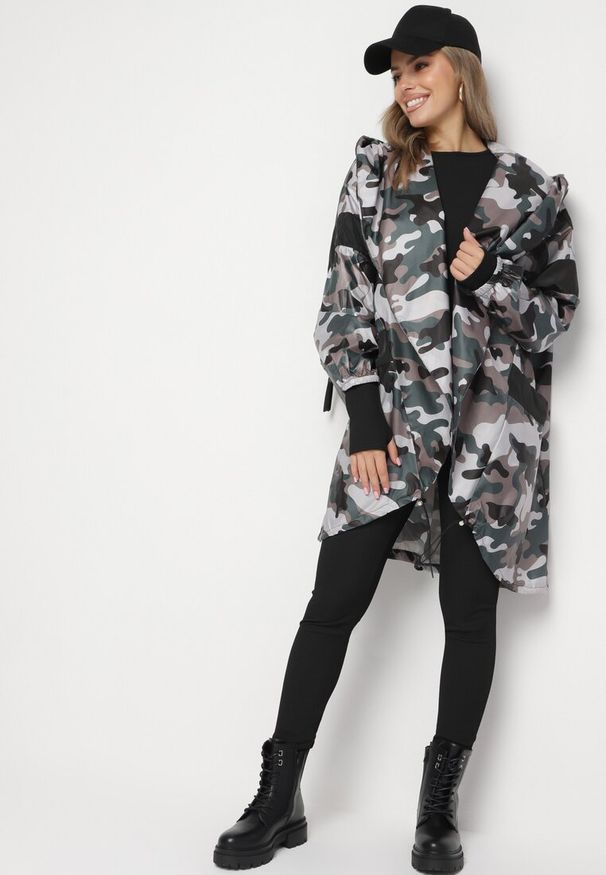 Born2be - Szaro-Zielona Kurtka Wiatrówka Niezapinana z Kapturem i Troczkami do Ściągania Tanae. Okazja: na spacer, na co dzień. Typ kołnierza: kaptur. Kolor: szary. Materiał: tkanina, jeans. Styl: casual