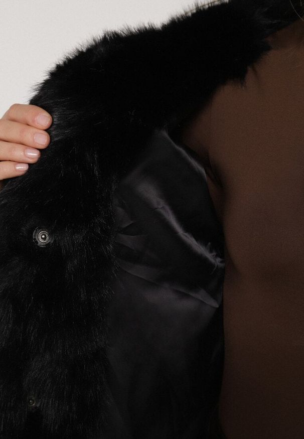 Born2be - Czarna Kurtka Futrzana z Nieodpinanym Kapturem Vetirire. Okazja: na co dzień. Kolor: czarny. Materiał: futro. Styl: casual, elegancki