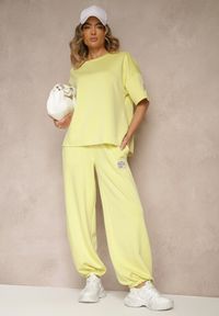 Renee - Żółty Komplet Dresowy z Wiskozą T-shirt i Joggery Zdobione Naszywkami Idareia. Kolor: żółty. Materiał: wiskoza, dresówka. Wzór: aplikacja