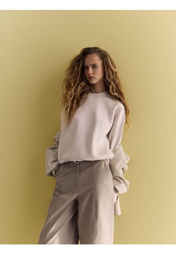 Reserved - Bluza z haftem - beżowy. Kolor: beżowy. Materiał: dzianina, bawełna. Wzór: haft