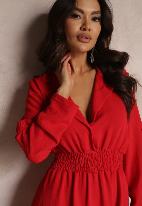 Renee - Czerwona Koszulowa Sukienka Midi z Gumką w Pasie Natelin. Kolor: czerwony. Typ sukienki: koszulowe. Styl: elegancki. Długość: midi