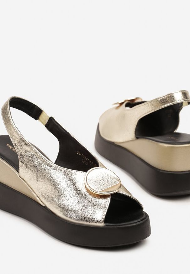 Born2be - Złote Sandały na Koturnie Vices Ozdobione Aplikacją Atenella. Okazja: do pracy, na co dzień. Kolor: złoty. Wzór: aplikacja. Obcas: na koturnie. Styl: klasyczny, casual