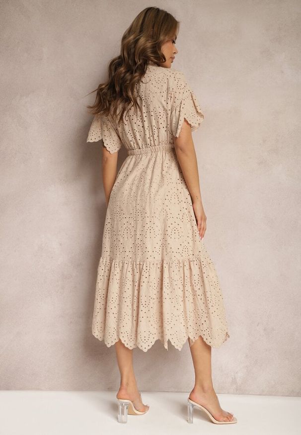 Renee - Beżowa Bawełniana Sukienka o Rozkloszowanym Kroju z Haftem z Guzikami i Gumką w Pasie Lovarae. Kolor: beżowy. Materiał: bawełna. Długość rękawa: krótki rękaw. Wzór: haft. Typ sukienki: rozkloszowane. Styl: elegancki